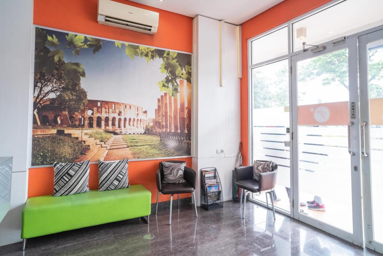 Reddoorz At Tirta Mansion Paramount Gading Cicayur Екстер'єр фото