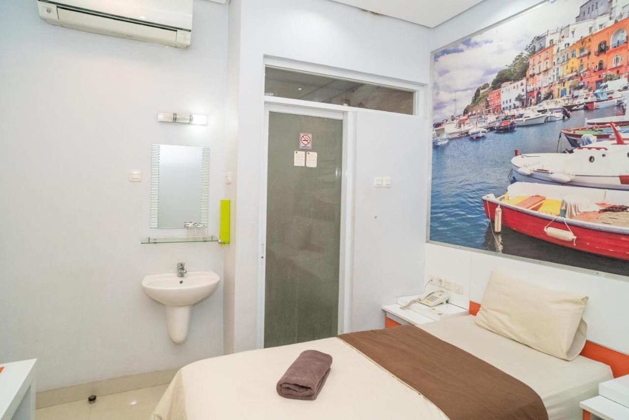 Reddoorz At Tirta Mansion Paramount Gading Cicayur Екстер'єр фото
